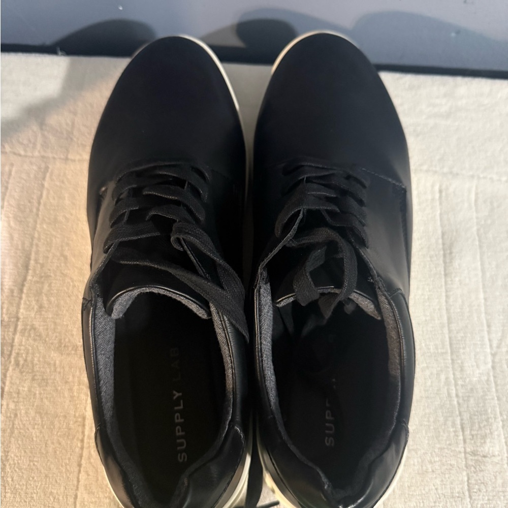 Sleek Black Men's Sneakers with White Sole - Picture 3 of 5